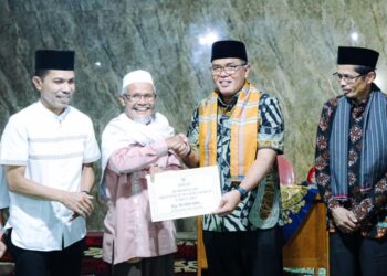 Ketua DPRD Sumbar Supardi menyerahkan bantuan pembangunan masjid Al-Mutawahidah di  Ompang Tanah Sirah, Kecamatan Payakumbuh Utara, Kota Payakumbuh, Jumat (31/3/2023).